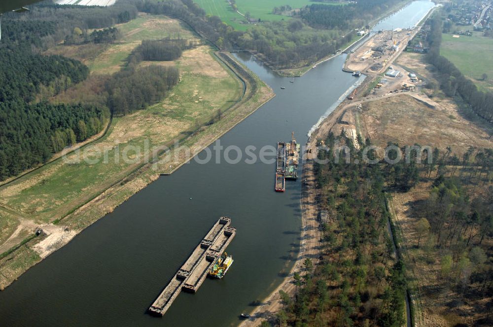 WUSTERWITZ from above - Blick auf die Schleuse in Wusterwitz. Im Rahmen des VDE Nr. 17 wird bei EHK km 376,8 neben der bereits bestehenden Schleuse Wusterwitz eine neue Südschleuse geplant. Die 12,50 m breite Schleusenkammer hat eine nutzbare Kammerlänge von 190 m. Das Bauwerk erhält ein modernes und wirtschaftliches hydraulisches Seitenfüllsystem. Wusterwitz ist eine Gemeinde im brandenburgischen Landkreis Potsdam-Mittelmark. Sie ist Sitz des gleichnamigen Amtes, dem zudem die Gemeinden Rosenau und Bensdorf angehören. Auftraggeber und Kontakt: Wasser- und Schifffahrtsverwaltung des Bundes (WSV) im Geschäftsbereich des Bundesministeriums für Verkehr, Bau und Stadtentwicklung. Vertreten durch das Referat WS16, Verkehrstechnik, IT und Öffentlichkeitsarbeit in der Wasser- und Schifffahrtsverwaltung, Robert-Schuman-Platz 1, Postfach 20 01 00, 53170 Bonn; Kontakt Amt Wusterwitz: August-Bebel Strasse 10, 14789 Wusterwitz, Tel. +49 (0)33839 669 0, Fax +49 (0)33839 669 31, e-mail: amt-wusterwitz@t-online.de Wasserstrassenneubauamt Magdeburg / WSNBA Magdeburg