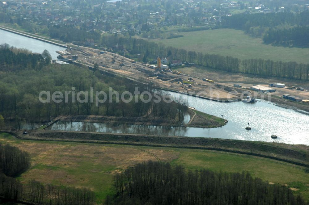 WUSTERWITZ from the bird's eye view: Blick auf die Schleuse in Wusterwitz. Im Rahmen des VDE Nr. 17 wird bei EHK km 376,8 neben der bereits bestehenden Schleuse Wusterwitz eine neue Südschleuse geplant. Die 12,50 m breite Schleusenkammer hat eine nutzbare Kammerlänge von 190 m. Das Bauwerk erhält ein modernes und wirtschaftliches hydraulisches Seitenfüllsystem. Wusterwitz ist eine Gemeinde im brandenburgischen Landkreis Potsdam-Mittelmark. Sie ist Sitz des gleichnamigen Amtes, dem zudem die Gemeinden Rosenau und Bensdorf angehören. Auftraggeber und Kontakt: Wasser- und Schifffahrtsverwaltung des Bundes (WSV) im Geschäftsbereich des Bundesministeriums für Verkehr, Bau und Stadtentwicklung. Vertreten durch das Referat WS16, Verkehrstechnik, IT und Öffentlichkeitsarbeit in der Wasser- und Schifffahrtsverwaltung, Robert-Schuman-Platz 1, Postfach 20 01 00, 53170 Bonn; Kontakt Amt Wusterwitz: August-Bebel Strasse 10, 14789 Wusterwitz, Tel. +49 (0)33839 669 0, Fax +49 (0)33839 669 31, e-mail: amt-wusterwitz@t-online.de Wasserstrassenneubauamt Magdeburg / WSNBA Magdeburg