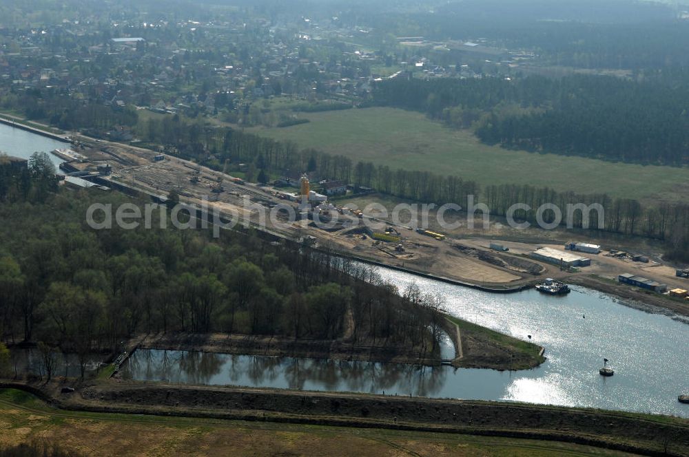 Aerial image WUSTERWITZ - Blick auf die Schleuse in Wusterwitz. Im Rahmen des VDE Nr. 17 wird bei EHK km 376,8 neben der bereits bestehenden Schleuse Wusterwitz eine neue Südschleuse geplant. Die 12,50 m breite Schleusenkammer hat eine nutzbare Kammerlänge von 190 m. Das Bauwerk erhält ein modernes und wirtschaftliches hydraulisches Seitenfüllsystem. Wusterwitz ist eine Gemeinde im brandenburgischen Landkreis Potsdam-Mittelmark. Sie ist Sitz des gleichnamigen Amtes, dem zudem die Gemeinden Rosenau und Bensdorf angehören. Auftraggeber und Kontakt: Wasser- und Schifffahrtsverwaltung des Bundes (WSV) im Geschäftsbereich des Bundesministeriums für Verkehr, Bau und Stadtentwicklung. Vertreten durch das Referat WS16, Verkehrstechnik, IT und Öffentlichkeitsarbeit in der Wasser- und Schifffahrtsverwaltung, Robert-Schuman-Platz 1, Postfach 20 01 00, 53170 Bonn; Kontakt Amt Wusterwitz: August-Bebel Strasse 10, 14789 Wusterwitz, Tel. +49 (0)33839 669 0, Fax +49 (0)33839 669 31, e-mail: amt-wusterwitz@t-online.de Wasserstrassenneubauamt Magdeburg / WSNBA Magdeburg