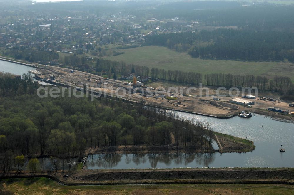 Aerial photograph WUSTERWITZ - Blick auf die Schleuse in Wusterwitz. Im Rahmen des VDE Nr. 17 wird bei EHK km 376,8 neben der bereits bestehenden Schleuse Wusterwitz eine neue Südschleuse geplant. Die 12,50 m breite Schleusenkammer hat eine nutzbare Kammerlänge von 190 m. Das Bauwerk erhält ein modernes und wirtschaftliches hydraulisches Seitenfüllsystem. Wusterwitz ist eine Gemeinde im brandenburgischen Landkreis Potsdam-Mittelmark. Sie ist Sitz des gleichnamigen Amtes, dem zudem die Gemeinden Rosenau und Bensdorf angehören. Auftraggeber und Kontakt: Wasser- und Schifffahrtsverwaltung des Bundes (WSV) im Geschäftsbereich des Bundesministeriums für Verkehr, Bau und Stadtentwicklung. Vertreten durch das Referat WS16, Verkehrstechnik, IT und Öffentlichkeitsarbeit in der Wasser- und Schifffahrtsverwaltung, Robert-Schuman-Platz 1, Postfach 20 01 00, 53170 Bonn; Kontakt Amt Wusterwitz: August-Bebel Strasse 10, 14789 Wusterwitz, Tel. +49 (0)33839 669 0, Fax +49 (0)33839 669 31, e-mail: amt-wusterwitz@t-online.de Wasserstrassenneubauamt Magdeburg / WSNBA Magdeburg