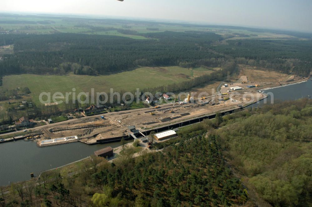 WUSTERWITZ from above - Blick auf die Schleuse in Wusterwitz. Im Rahmen des VDE Nr. 17 wird bei EHK km 376,8 neben der bereits bestehenden Schleuse Wusterwitz eine neue Südschleuse geplant. Die 12,50 m breite Schleusenkammer hat eine nutzbare Kammerlänge von 190 m. Das Bauwerk erhält ein modernes und wirtschaftliches hydraulisches Seitenfüllsystem. Wusterwitz ist eine Gemeinde im brandenburgischen Landkreis Potsdam-Mittelmark. Sie ist Sitz des gleichnamigen Amtes, dem zudem die Gemeinden Rosenau und Bensdorf angehören. Auftraggeber und Kontakt: Wasser- und Schifffahrtsverwaltung des Bundes (WSV) im Geschäftsbereich des Bundesministeriums für Verkehr, Bau und Stadtentwicklung. Vertreten durch das Referat WS16, Verkehrstechnik, IT und Öffentlichkeitsarbeit in der Wasser- und Schifffahrtsverwaltung, Robert-Schuman-Platz 1, Postfach 20 01 00, 53170 Bonn; Kontakt Amt Wusterwitz: August-Bebel Strasse 10, 14789 Wusterwitz, Tel. +49 (0)33839 669 0, Fax +49 (0)33839 669 31, e-mail: amt-wusterwitz@t-online.de Wasserstrassenneubauamt Magdeburg / WSNBA Magdeburg