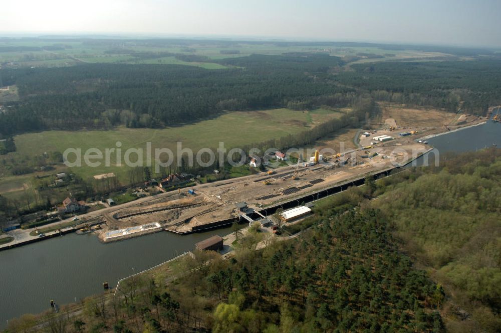 WUSTERWITZ from the bird's eye view: Blick auf die Schleuse in Wusterwitz. Im Rahmen des VDE Nr. 17 wird bei EHK km 376,8 neben der bereits bestehenden Schleuse Wusterwitz eine neue Südschleuse geplant. Die 12,50 m breite Schleusenkammer hat eine nutzbare Kammerlänge von 190 m. Das Bauwerk erhält ein modernes und wirtschaftliches hydraulisches Seitenfüllsystem. Wusterwitz ist eine Gemeinde im brandenburgischen Landkreis Potsdam-Mittelmark. Sie ist Sitz des gleichnamigen Amtes, dem zudem die Gemeinden Rosenau und Bensdorf angehören. Auftraggeber und Kontakt: Wasser- und Schifffahrtsverwaltung des Bundes (WSV) im Geschäftsbereich des Bundesministeriums für Verkehr, Bau und Stadtentwicklung. Vertreten durch das Referat WS16, Verkehrstechnik, IT und Öffentlichkeitsarbeit in der Wasser- und Schifffahrtsverwaltung, Robert-Schuman-Platz 1, Postfach 20 01 00, 53170 Bonn; Kontakt Amt Wusterwitz: August-Bebel Strasse 10, 14789 Wusterwitz, Tel. +49 (0)33839 669 0, Fax +49 (0)33839 669 31, e-mail: amt-wusterwitz@t-online.de Wasserstrassenneubauamt Magdeburg / WSNBA Magdeburg