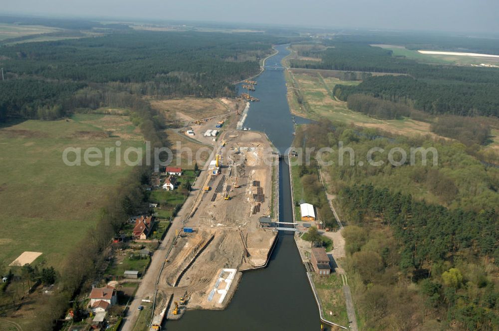 Aerial image WUSTERWITZ - Blick auf die Schleuse in Wusterwitz. Im Rahmen des VDE Nr. 17 wird bei EHK km 376,8 neben der bereits bestehenden Schleuse Wusterwitz eine neue Südschleuse geplant. Die 12,50 m breite Schleusenkammer hat eine nutzbare Kammerlänge von 190 m. Das Bauwerk erhält ein modernes und wirtschaftliches hydraulisches Seitenfüllsystem. Wusterwitz ist eine Gemeinde im brandenburgischen Landkreis Potsdam-Mittelmark. Sie ist Sitz des gleichnamigen Amtes, dem zudem die Gemeinden Rosenau und Bensdorf angehören. Auftraggeber und Kontakt: Wasser- und Schifffahrtsverwaltung des Bundes (WSV) im Geschäftsbereich des Bundesministeriums für Verkehr, Bau und Stadtentwicklung. Vertreten durch das Referat WS16, Verkehrstechnik, IT und Öffentlichkeitsarbeit in der Wasser- und Schifffahrtsverwaltung, Robert-Schuman-Platz 1, Postfach 20 01 00, 53170 Bonn; Kontakt Amt Wusterwitz: August-Bebel Strasse 10, 14789 Wusterwitz, Tel. +49 (0)33839 669 0, Fax +49 (0)33839 669 31, e-mail: amt-wusterwitz@t-online.de Wasserstrassenneubauamt Magdeburg / WSNBA Magdeburg