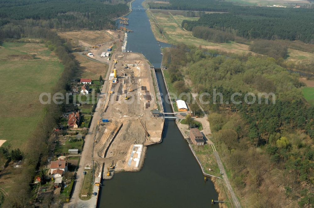 Aerial photograph WUSTERWITZ - Blick auf die Schleuse in Wusterwitz. Im Rahmen des VDE Nr. 17 wird bei EHK km 376,8 neben der bereits bestehenden Schleuse Wusterwitz eine neue Südschleuse geplant. Die 12,50 m breite Schleusenkammer hat eine nutzbare Kammerlänge von 190 m. Das Bauwerk erhält ein modernes und wirtschaftliches hydraulisches Seitenfüllsystem. Wusterwitz ist eine Gemeinde im brandenburgischen Landkreis Potsdam-Mittelmark. Sie ist Sitz des gleichnamigen Amtes, dem zudem die Gemeinden Rosenau und Bensdorf angehören. Auftraggeber und Kontakt: Wasser- und Schifffahrtsverwaltung des Bundes (WSV) im Geschäftsbereich des Bundesministeriums für Verkehr, Bau und Stadtentwicklung. Vertreten durch das Referat WS16, Verkehrstechnik, IT und Öffentlichkeitsarbeit in der Wasser- und Schifffahrtsverwaltung, Robert-Schuman-Platz 1, Postfach 20 01 00, 53170 Bonn; Kontakt Amt Wusterwitz: August-Bebel Strasse 10, 14789 Wusterwitz, Tel. +49 (0)33839 669 0, Fax +49 (0)33839 669 31, e-mail: amt-wusterwitz@t-online.de Wasserstrassenneubauamt Magdeburg / WSNBA Magdeburg