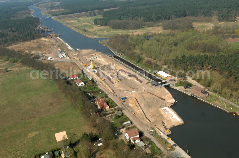 WUSTERWITZ from above - Blick auf die Schleuse in Wusterwitz. Im Rahmen des VDE Nr. 17 wird bei EHK km 376,8 neben der bereits bestehenden Schleuse Wusterwitz eine neue Südschleuse geplant. Die 12,50 m breite Schleusenkammer hat eine nutzbare Kammerlänge von 190 m. Das Bauwerk erhält ein modernes und wirtschaftliches hydraulisches Seitenfüllsystem. Wusterwitz ist eine Gemeinde im brandenburgischen Landkreis Potsdam-Mittelmark. Sie ist Sitz des gleichnamigen Amtes, dem zudem die Gemeinden Rosenau und Bensdorf angehören. Auftraggeber und Kontakt: Wasser- und Schifffahrtsverwaltung des Bundes (WSV) im Geschäftsbereich des Bundesministeriums für Verkehr, Bau und Stadtentwicklung. Vertreten durch das Referat WS16, Verkehrstechnik, IT und Öffentlichkeitsarbeit in der Wasser- und Schifffahrtsverwaltung, Robert-Schuman-Platz 1, Postfach 20 01 00, 53170 Bonn; Kontakt Amt Wusterwitz: August-Bebel Strasse 10, 14789 Wusterwitz, Tel. +49 (0)33839 669 0, Fax +49 (0)33839 669 31, e-mail: amt-wusterwitz@t-online.de Wasserstrassenneubauamt Magdeburg / WSNBA Magdeburg