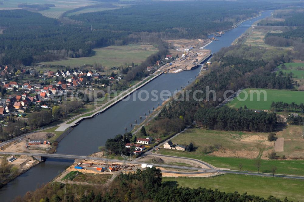 WUSTERWITZ from above - Blick auf die Schleuse in Wusterwitz. Im Rahmen des VDE Nr. 17 wird bei EHK km 376,8 neben der bereits bestehenden Schleuse Wusterwitz eine neue Südschleuse geplant. Die 12,50 m breite Schleusenkammer hat eine nutzbare Kammerlänge von 190 m. Das Bauwerk erhält ein modernes und wirtschaftliches hydraulisches Seitenfüllsystem. Wusterwitz ist eine Gemeinde im brandenburgischen Landkreis Potsdam-Mittelmark. Sie ist Sitz des gleichnamigen Amtes, dem zudem die Gemeinden Rosenau und Bensdorf angehören. Auftraggeber und Kontakt: Wasser- und Schifffahrtsverwaltung des Bundes (WSV) im Geschäftsbereich des Bundesministeriums für Verkehr, Bau und Stadtentwicklung. Vertreten durch das Referat WS16, Verkehrstechnik, IT und Öffentlichkeitsarbeit in der Wasser- und Schifffahrtsverwaltung, Robert-Schuman-Platz 1, Postfach 20 01 00, 53170 Bonn; Kontakt Amt Wusterwitz: August-Bebel Strasse 10, 14789 Wusterwitz, Tel. +49 (0)33839 669 0, Fax +49 (0)33839 669 31, e-mail: amt-wusterwitz@t-online.de Wasserstrassenneubauamt Magdeburg / WSNBA Magdeburg