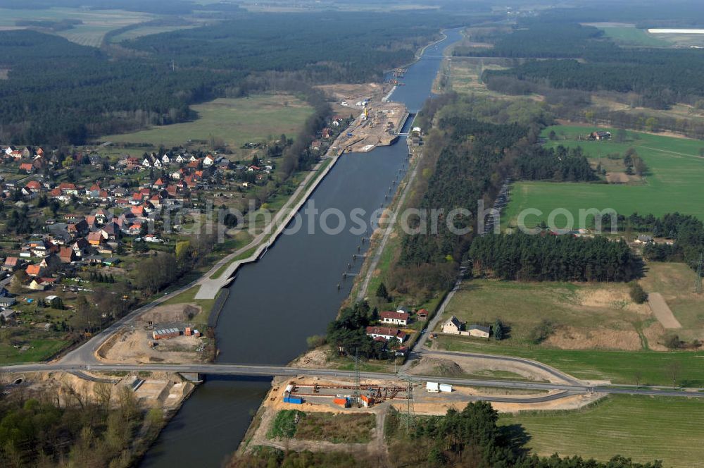 WUSTERWITZ from the bird's eye view: Blick auf die Schleuse in Wusterwitz. Im Rahmen des VDE Nr. 17 wird bei EHK km 376,8 neben der bereits bestehenden Schleuse Wusterwitz eine neue Südschleuse geplant. Die 12,50 m breite Schleusenkammer hat eine nutzbare Kammerlänge von 190 m. Das Bauwerk erhält ein modernes und wirtschaftliches hydraulisches Seitenfüllsystem. Wusterwitz ist eine Gemeinde im brandenburgischen Landkreis Potsdam-Mittelmark. Sie ist Sitz des gleichnamigen Amtes, dem zudem die Gemeinden Rosenau und Bensdorf angehören. Auftraggeber und Kontakt: Wasser- und Schifffahrtsverwaltung des Bundes (WSV) im Geschäftsbereich des Bundesministeriums für Verkehr, Bau und Stadtentwicklung. Vertreten durch das Referat WS16, Verkehrstechnik, IT und Öffentlichkeitsarbeit in der Wasser- und Schifffahrtsverwaltung, Robert-Schuman-Platz 1, Postfach 20 01 00, 53170 Bonn; Kontakt Amt Wusterwitz: August-Bebel Strasse 10, 14789 Wusterwitz, Tel. +49 (0)33839 669 0, Fax +49 (0)33839 669 31, e-mail: amt-wusterwitz@t-online.de Wasserstrassenneubauamt Magdeburg / WSNBA Magdeburg