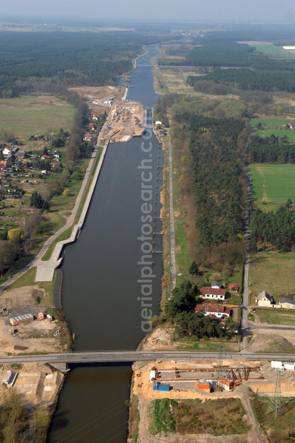 Aerial image WUSTERWITZ - Blick auf die Schleuse in Wusterwitz. Im Rahmen des VDE Nr. 17 wird bei EHK km 376,8 neben der bereits bestehenden Schleuse Wusterwitz eine neue Südschleuse geplant. Die 12,50 m breite Schleusenkammer hat eine nutzbare Kammerlänge von 190 m. Das Bauwerk erhält ein modernes und wirtschaftliches hydraulisches Seitenfüllsystem. Wusterwitz ist eine Gemeinde im brandenburgischen Landkreis Potsdam-Mittelmark. Sie ist Sitz des gleichnamigen Amtes, dem zudem die Gemeinden Rosenau und Bensdorf angehören. Auftraggeber und Kontakt: Wasser- und Schifffahrtsverwaltung des Bundes (WSV) im Geschäftsbereich des Bundesministeriums für Verkehr, Bau und Stadtentwicklung. Vertreten durch das Referat WS16, Verkehrstechnik, IT und Öffentlichkeitsarbeit in der Wasser- und Schifffahrtsverwaltung, Robert-Schuman-Platz 1, Postfach 20 01 00, 53170 Bonn; Kontakt Amt Wusterwitz: August-Bebel Strasse 10, 14789 Wusterwitz, Tel. +49 (0)33839 669 0, Fax +49 (0)33839 669 31, e-mail: amt-wusterwitz@t-online.de Wasserstrassenneubauamt Magdeburg / WSNBA Magdeburg