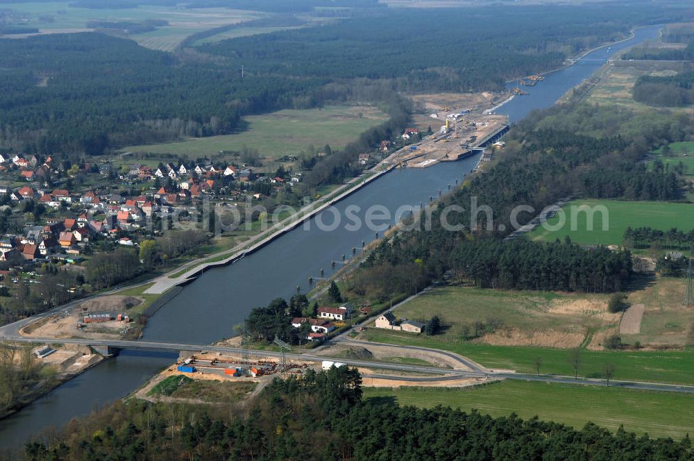 WUSTERWITZ from above - Blick auf die Schleuse in Wusterwitz. Im Rahmen des VDE Nr. 17 wird bei EHK km 376,8 neben der bereits bestehenden Schleuse Wusterwitz eine neue Südschleuse geplant. Die 12,50 m breite Schleusenkammer hat eine nutzbare Kammerlänge von 190 m. Das Bauwerk erhält ein modernes und wirtschaftliches hydraulisches Seitenfüllsystem. Wusterwitz ist eine Gemeinde im brandenburgischen Landkreis Potsdam-Mittelmark. Sie ist Sitz des gleichnamigen Amtes, dem zudem die Gemeinden Rosenau und Bensdorf angehören. Auftraggeber und Kontakt: Wasser- und Schifffahrtsverwaltung des Bundes (WSV) im Geschäftsbereich des Bundesministeriums für Verkehr, Bau und Stadtentwicklung. Vertreten durch das Referat WS16, Verkehrstechnik, IT und Öffentlichkeitsarbeit in der Wasser- und Schifffahrtsverwaltung, Robert-Schuman-Platz 1, Postfach 20 01 00, 53170 Bonn; Kontakt Amt Wusterwitz: August-Bebel Strasse 10, 14789 Wusterwitz, Tel. +49 (0)33839 669 0, Fax +49 (0)33839 669 31, e-mail: amt-wusterwitz@t-online.de Wasserstrassenneubauamt Magdeburg / WSNBA Magdeburg