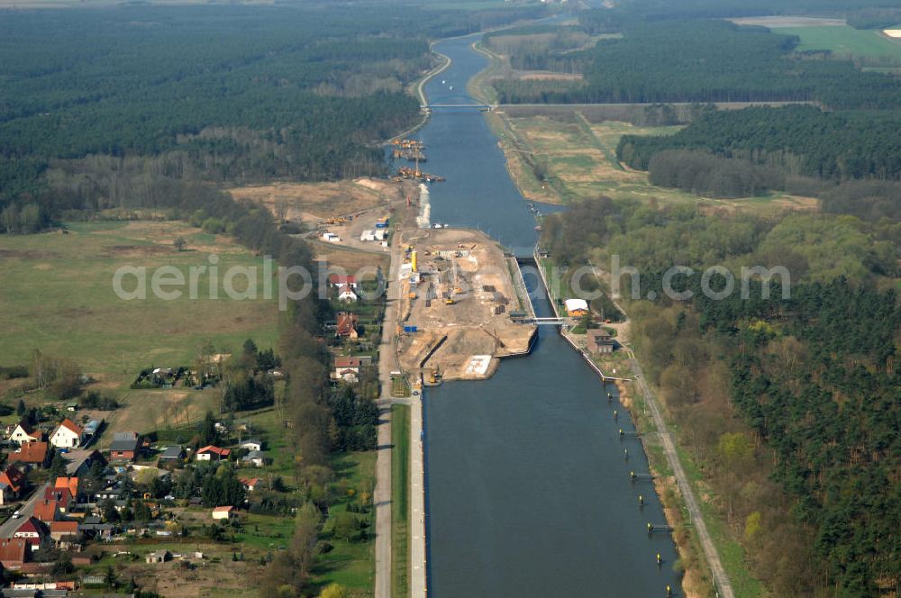 Aerial photograph WUSTERWITZ - Blick auf die Schleuse in Wusterwitz. Im Rahmen des VDE Nr. 17 wird bei EHK km 376,8 neben der bereits bestehenden Schleuse Wusterwitz eine neue Südschleuse geplant. Die 12,50 m breite Schleusenkammer hat eine nutzbare Kammerlänge von 190 m. Das Bauwerk erhält ein modernes und wirtschaftliches hydraulisches Seitenfüllsystem. Wusterwitz ist eine Gemeinde im brandenburgischen Landkreis Potsdam-Mittelmark. Sie ist Sitz des gleichnamigen Amtes, dem zudem die Gemeinden Rosenau und Bensdorf angehören. Auftraggeber und Kontakt: Wasser- und Schifffahrtsverwaltung des Bundes (WSV) im Geschäftsbereich des Bundesministeriums für Verkehr, Bau und Stadtentwicklung. Vertreten durch das Referat WS16, Verkehrstechnik, IT und Öffentlichkeitsarbeit in der Wasser- und Schifffahrtsverwaltung, Robert-Schuman-Platz 1, Postfach 20 01 00, 53170 Bonn; Kontakt Amt Wusterwitz: August-Bebel Strasse 10, 14789 Wusterwitz, Tel. +49 (0)33839 669 0, Fax +49 (0)33839 669 31, e-mail: amt-wusterwitz@t-online.de Wasserstrassenneubauamt Magdeburg / WSNBA Magdeburg