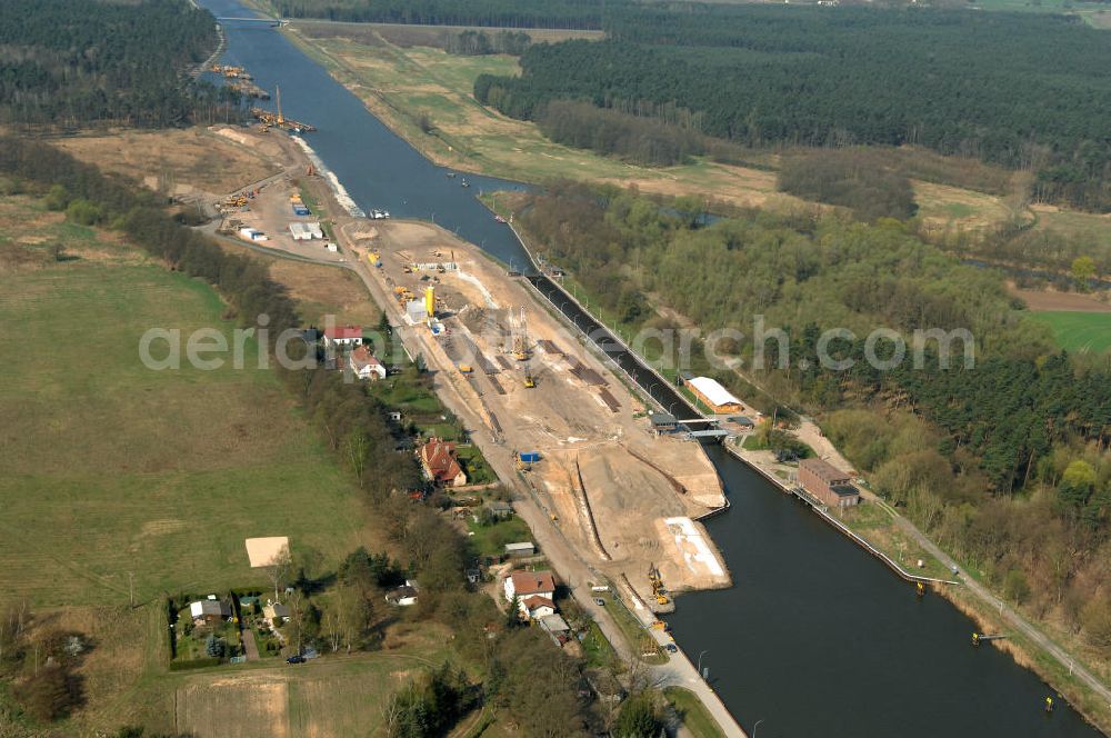 Aerial photograph WUSTERWITZ - Blick auf die Schleuse in Wusterwitz. Im Rahmen des VDE Nr. 17 wird bei EHK km 376,8 neben der bereits bestehenden Schleuse Wusterwitz eine neue Südschleuse geplant. Die 12,50 m breite Schleusenkammer hat eine nutzbare Kammerlänge von 190 m. Das Bauwerk erhält ein modernes und wirtschaftliches hydraulisches Seitenfüllsystem. Wusterwitz ist eine Gemeinde im brandenburgischen Landkreis Potsdam-Mittelmark. Sie ist Sitz des gleichnamigen Amtes, dem zudem die Gemeinden Rosenau und Bensdorf angehören. Auftraggeber und Kontakt: Wasser- und Schifffahrtsverwaltung des Bundes (WSV) im Geschäftsbereich des Bundesministeriums für Verkehr, Bau und Stadtentwicklung. Vertreten durch das Referat WS16, Verkehrstechnik, IT und Öffentlichkeitsarbeit in der Wasser- und Schifffahrtsverwaltung, Robert-Schuman-Platz 1, Postfach 20 01 00, 53170 Bonn; Kontakt Amt Wusterwitz: August-Bebel Strasse 10, 14789 Wusterwitz, Tel. +49 (0)33839 669 0, Fax +49 (0)33839 669 31, e-mail: amt-wusterwitz@t-online.de Wasserstrassenneubauamt Magdeburg / WSNBA Magdeburg