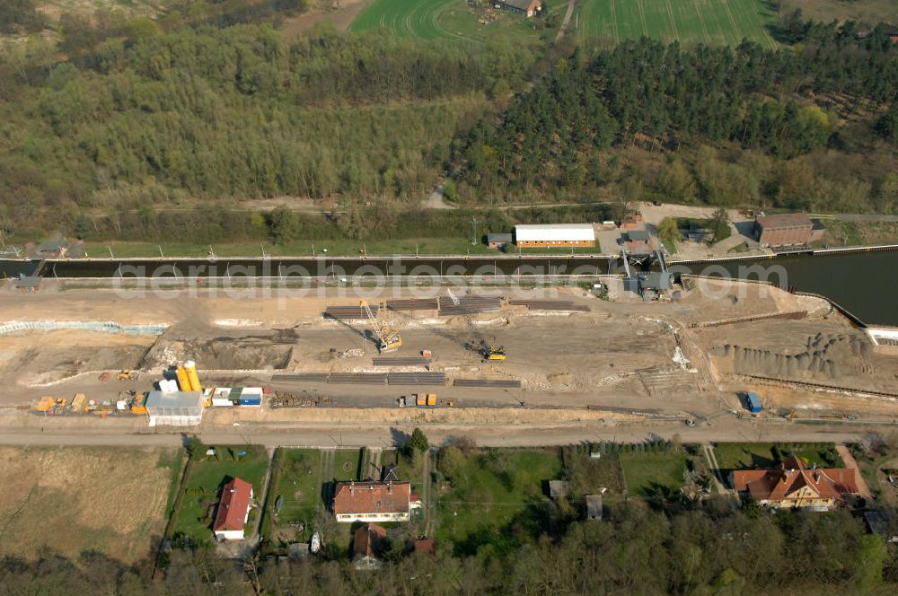 WUSTERWITZ from above - Blick auf die Schleuse in Wusterwitz. Im Rahmen des VDE Nr. 17 wird bei EHK km 376,8 neben der bereits bestehenden Schleuse Wusterwitz eine neue Südschleuse geplant. Die 12,50 m breite Schleusenkammer hat eine nutzbare Kammerlänge von 190 m. Das Bauwerk erhält ein modernes und wirtschaftliches hydraulisches Seitenfüllsystem. Wusterwitz ist eine Gemeinde im brandenburgischen Landkreis Potsdam-Mittelmark. Sie ist Sitz des gleichnamigen Amtes, dem zudem die Gemeinden Rosenau und Bensdorf angehören. Auftraggeber und Kontakt: Wasser- und Schifffahrtsverwaltung des Bundes (WSV) im Geschäftsbereich des Bundesministeriums für Verkehr, Bau und Stadtentwicklung. Vertreten durch das Referat WS16, Verkehrstechnik, IT und Öffentlichkeitsarbeit in der Wasser- und Schifffahrtsverwaltung, Robert-Schuman-Platz 1, Postfach 20 01 00, 53170 Bonn; Kontakt Amt Wusterwitz: August-Bebel Strasse 10, 14789 Wusterwitz, Tel. +49 (0)33839 669 0, Fax +49 (0)33839 669 31, e-mail: amt-wusterwitz@t-online.de Wasserstrassenneubauamt Magdeburg / WSNBA Magdeburg