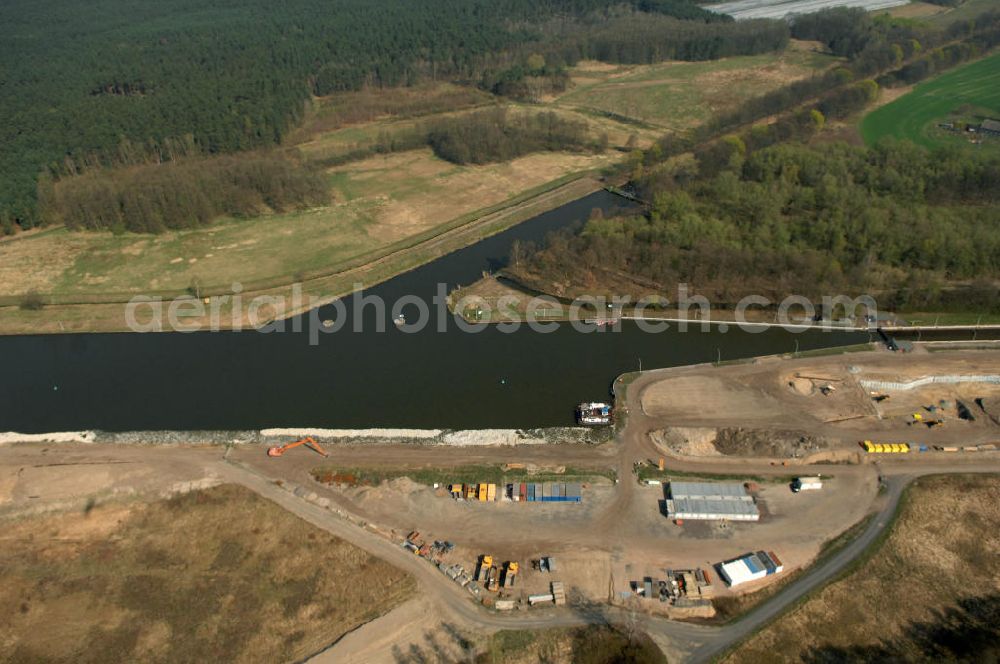 Aerial image WUSTERWITZ - Blick auf die Schleuse in Wusterwitz. Im Rahmen des VDE Nr. 17 wird bei EHK km 376,8 neben der bereits bestehenden Schleuse Wusterwitz eine neue Südschleuse geplant. Die 12,50 m breite Schleusenkammer hat eine nutzbare Kammerlänge von 190 m. Das Bauwerk erhält ein modernes und wirtschaftliches hydraulisches Seitenfüllsystem. Wusterwitz ist eine Gemeinde im brandenburgischen Landkreis Potsdam-Mittelmark. Sie ist Sitz des gleichnamigen Amtes, dem zudem die Gemeinden Rosenau und Bensdorf angehören. Auftraggeber und Kontakt: Wasser- und Schifffahrtsverwaltung des Bundes (WSV) im Geschäftsbereich des Bundesministeriums für Verkehr, Bau und Stadtentwicklung. Vertreten durch das Referat WS16, Verkehrstechnik, IT und Öffentlichkeitsarbeit in der Wasser- und Schifffahrtsverwaltung, Robert-Schuman-Platz 1, Postfach 20 01 00, 53170 Bonn; Kontakt Amt Wusterwitz: August-Bebel Strasse 10, 14789 Wusterwitz, Tel. +49 (0)33839 669 0, Fax +49 (0)33839 669 31, e-mail: amt-wusterwitz@t-online.de Wasserstrassenneubauamt Magdeburg / WSNBA Magdeburg