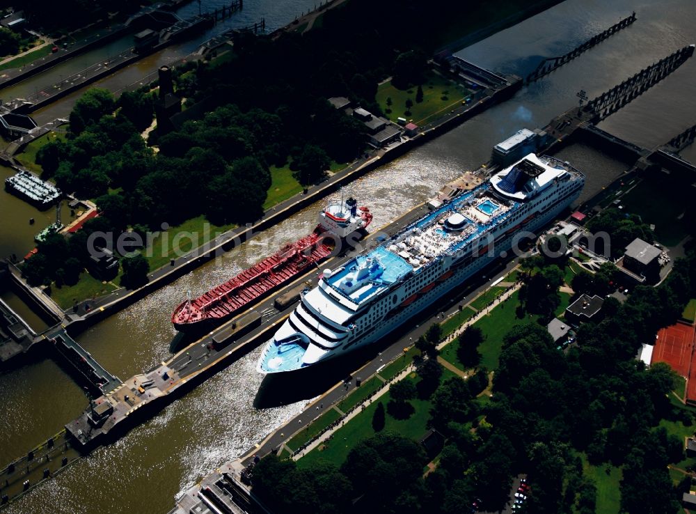 Aerial photograph Brunsbüttel - The watergate of the North-East Sea Channel in Brunsbüttel in the state of Schleswig-Holstein. The lock is located at the city limits and at the mouth of the river Elbe into the North Sea. The channel is the most used artificial water way in the world. The watergate is an important tourist site today