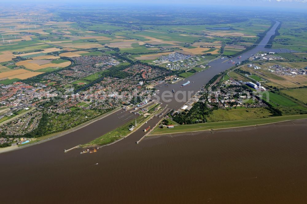 Aerial photograph Brunsbüttel - The watergate of the North-East Sea Channel in Brunsbuettel at the mouth of the river Elbe in the state of Schleswig-Holstein