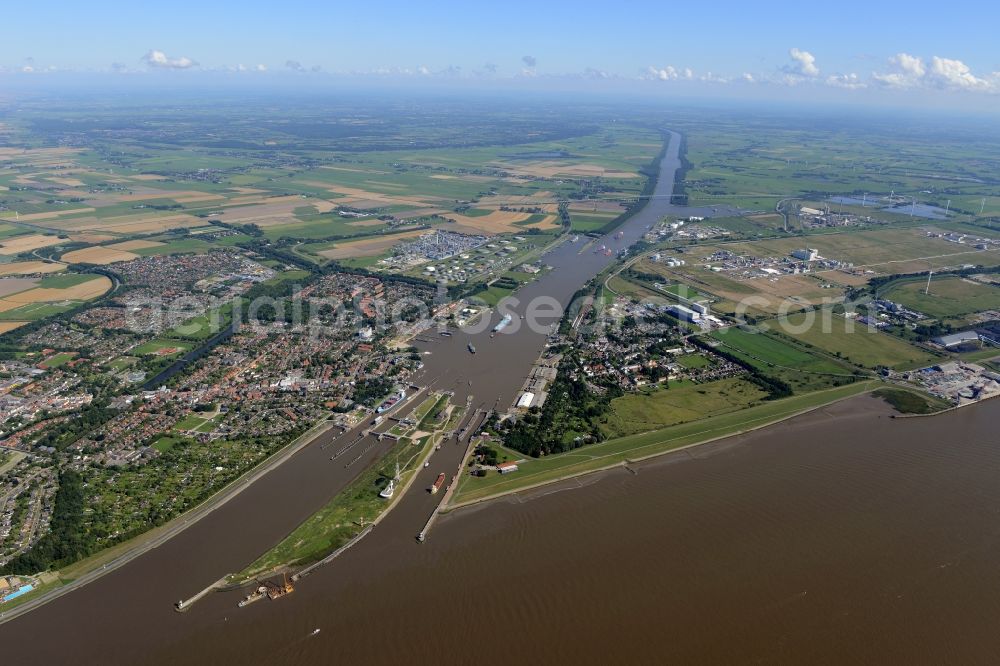 Brunsbüttel from the bird's eye view: The watergate of the North-East Sea Channel in Brunsbuettel at the mouth of the river Elbe in the state of Schleswig-Holstein