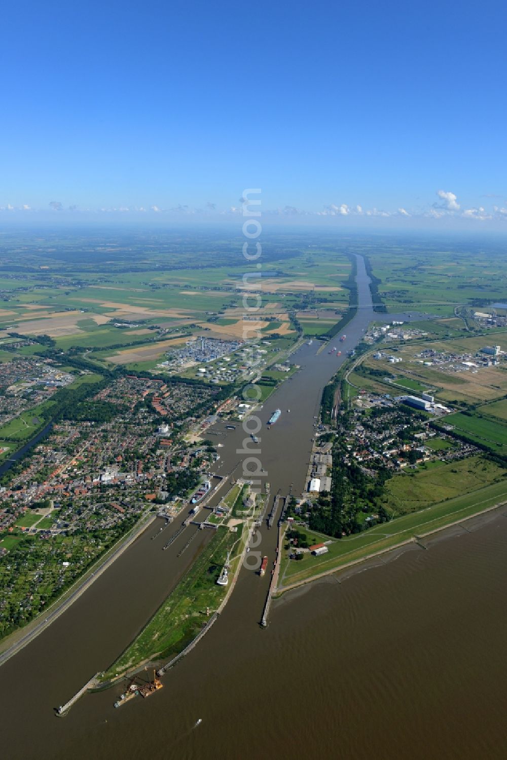 Aerial image Brunsbüttel - The watergate of the North-East Sea Channel in Brunsbuettel at the mouth of the river Elbe in the state of Schleswig-Holstein