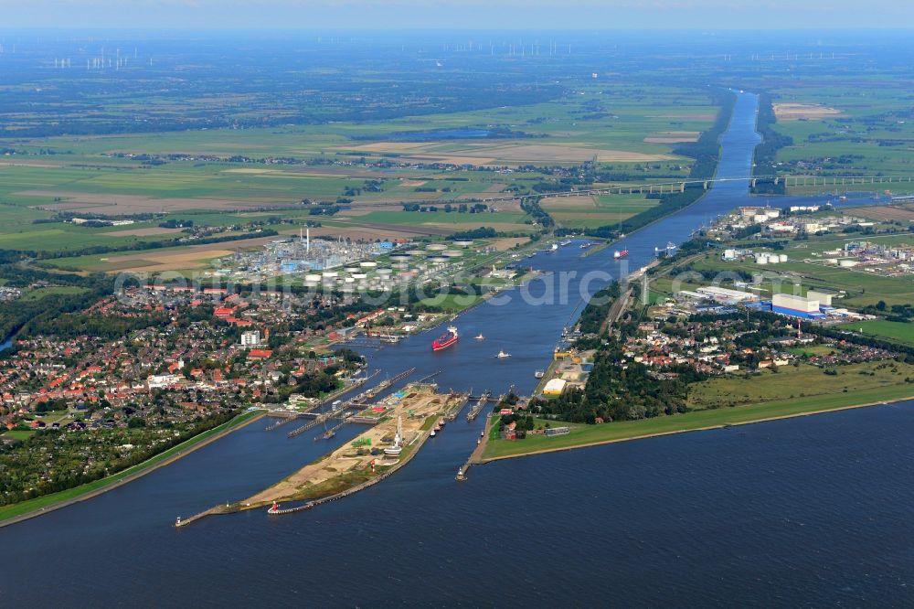 Brunsbüttel from the bird's eye view: The watergate of the North-East Sea Channel in Brunsbuettel at the mouth of the river Elbe in the state of Schleswig-Holstein