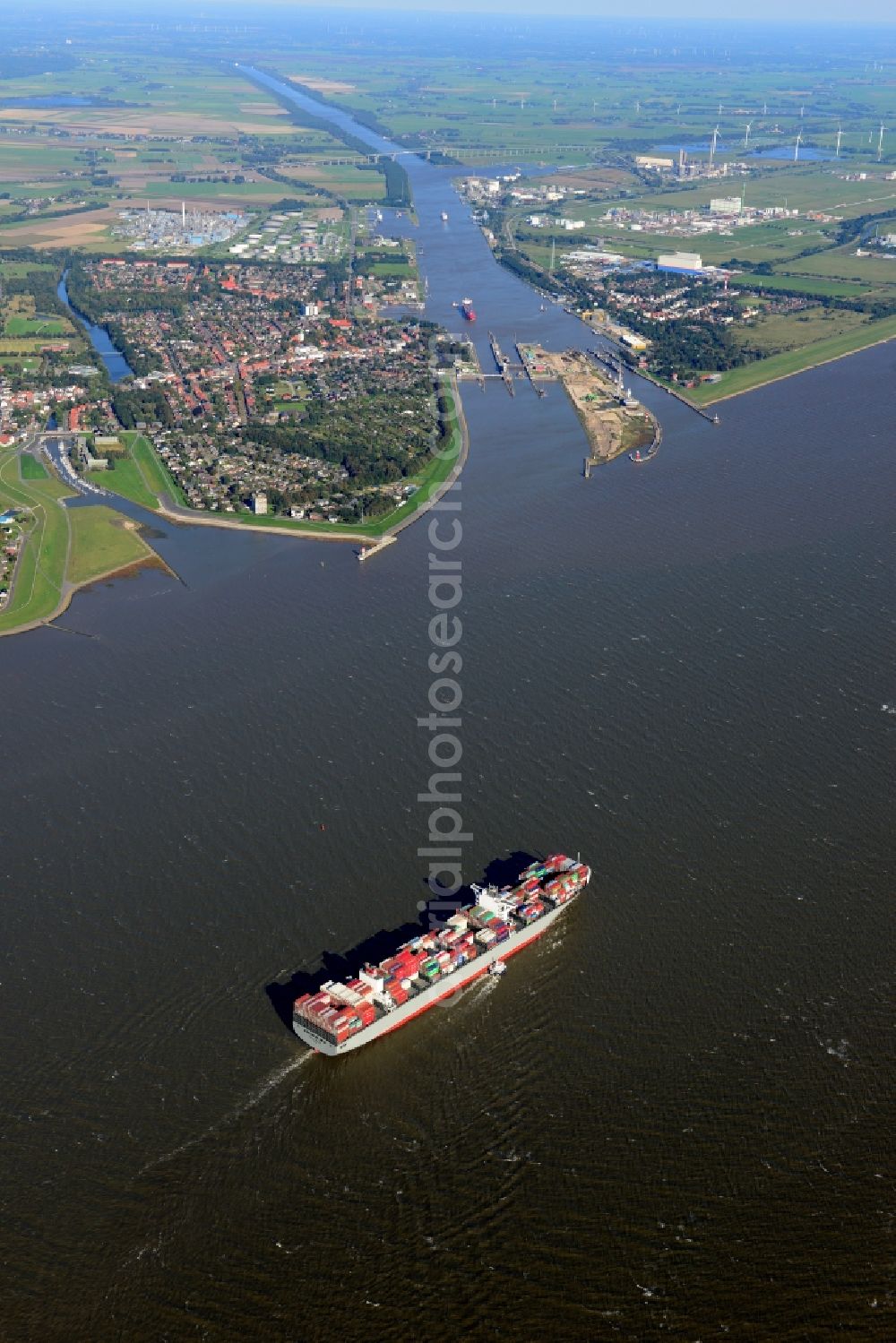 Aerial photograph Brunsbüttel - The watergate of the North-East Sea Channel in Brunsbuettel at the mouth of the river Elbe in the state of Schleswig-Holstein