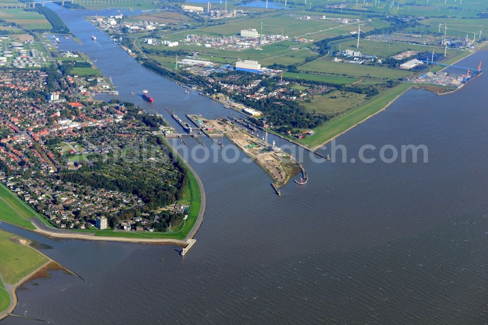 Aerial photograph Brunsbüttel - The watergate of the North-East Sea Channel in Brunsbuettel at the mouth of the river Elbe in the state of Schleswig-Holstein