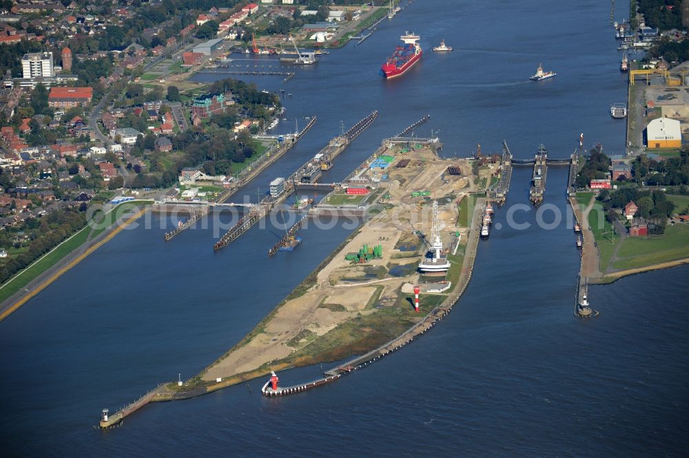 Brunsbüttel from the bird's eye view: The watergate of the North-East Sea Channel in Brunsbuettel at the mouth of the river Elbe in the state of Schleswig-Holstein