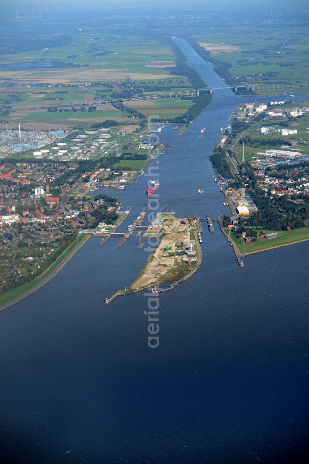 Aerial image Brunsbüttel - The watergate of the North-East Sea Channel in Brunsbuettel at the mouth of the river Elbe in the state of Schleswig-Holstein