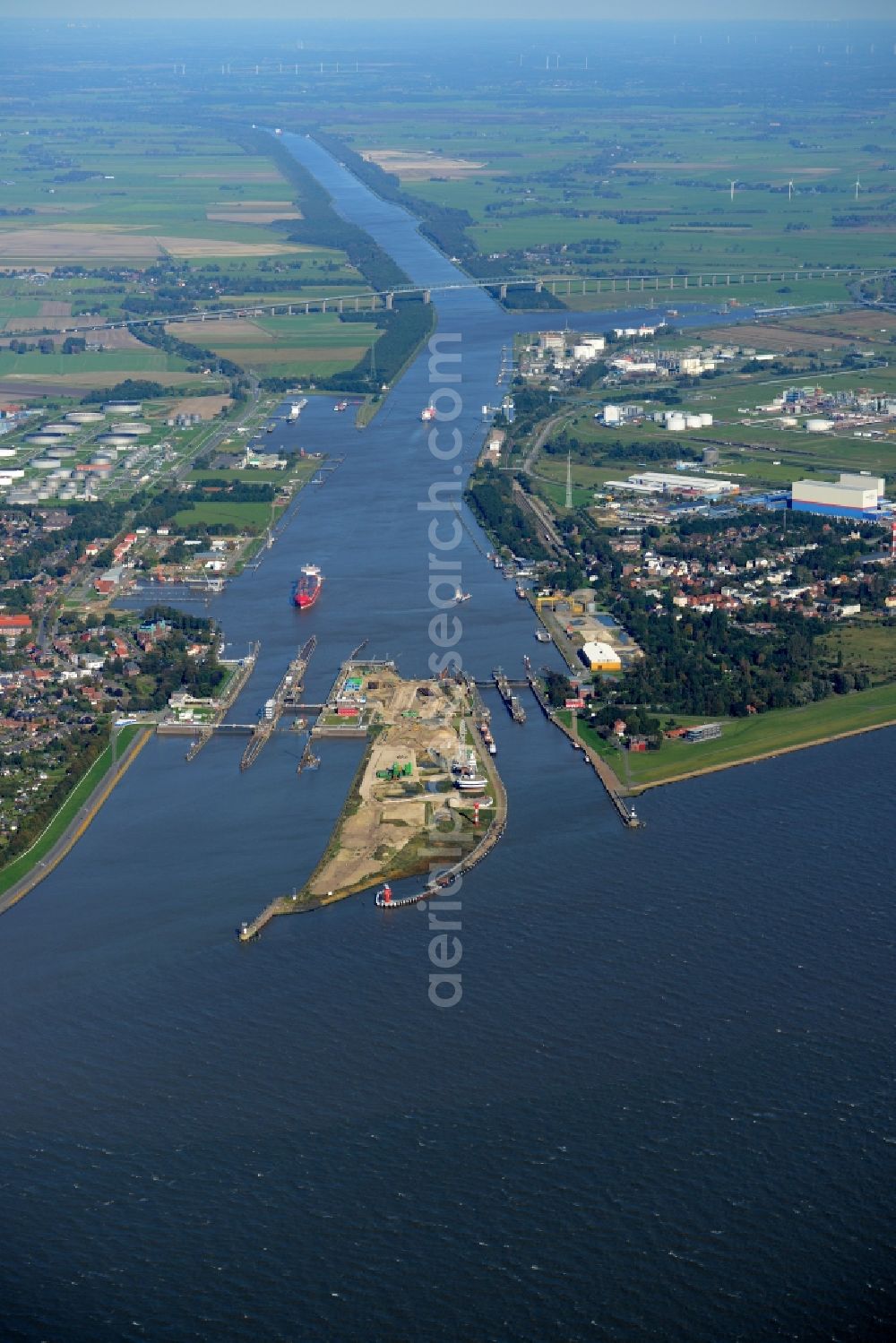 Aerial photograph Brunsbüttel - The watergate of the North-East Sea Channel in Brunsbuettel at the mouth of the river Elbe in the state of Schleswig-Holstein