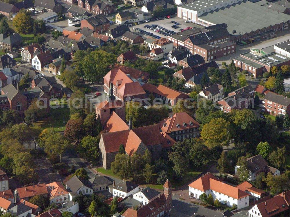 Aerial image Varel - 18.10.2005 Varel; Die evangelische Schlosskirche , laut Dr. Marschallek ursprünglich als Holzkirche um 800 errichtet, in dem illustriert.12. Jahrhundert als Steinkirche mit Findlinge aufgebaut, 1634 mit Münstermann-Altar -Kanzel und -Taufbecken ausgestattet. Unter dem Altarraum befindet sich die Familiengruft der Grafen Bentinck. Die Schloßkirche ist das ältestes Bauwerk Varels (Baujahr nach Überlieferung 1144) mit kreuzförmi­gem Grundriß und mächtiger breiter Westturmanlage.