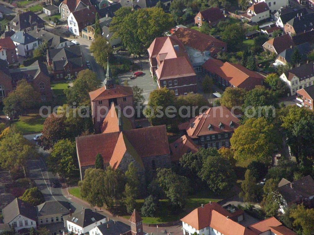 Aerial photograph Varel - 18.10.2005 Varel; Die evangelische Schlosskirche , laut Dr. Marschallek ursprünglich als Holzkirche um 800 errichtet, in dem illustriert.12. Jahrhundert als Steinkirche mit Findlinge aufgebaut, 1634 mit Münstermann-Altar -Kanzel und -Taufbecken ausgestattet. Unter dem Altarraum befindet sich die Familiengruft der Grafen Bentinck. Die Schloßkirche ist das ältestes Bauwerk Varels (Baujahr nach Überlieferung 1144) mit kreuzförmi­gem Grundriß und mächtiger breiter Westturmanlage.