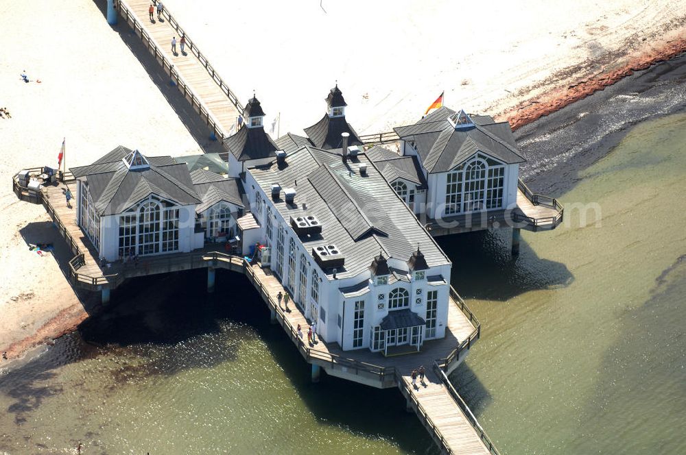 Aerial photograph Sellin - Blick auf die Seebrücke. Eröffnet wurde sie im Jahr 1998. Sie ist 394 m lang und damit die längste Seebrücke auf Rügen, durch die Architektur der Brückengebäude ist sie auch eine der Schönsten in Deutschland. Sie ist eine von nur drei deutschen Seebrücken auf denen Restaurants stehen. Auf ihr besfindet sich auch ein Standesamt und am Brückenkopf gibt es eine Tauchkapsel und Anlegestellen. Kontakt: Seebrücke Sellin GmbH, Seebrücke 1, 18586 Sellin, Tel. 38303 / 929600, info@seebrueckesellin.de