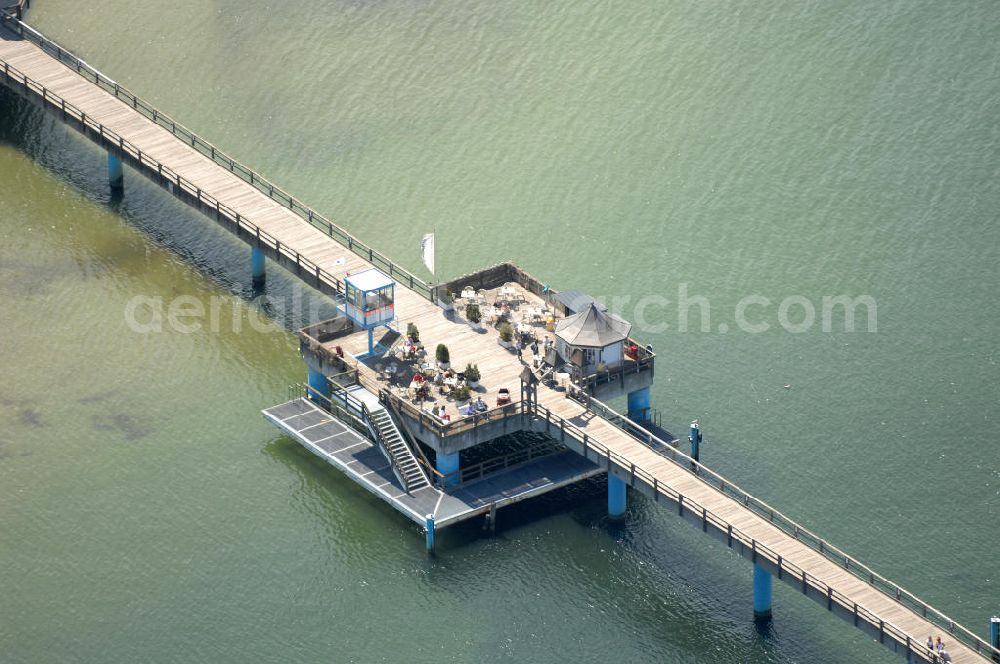 Aerial image Sellin - Blick auf die Seebrücke. Eröffnet wurde sie im Jahr 1998. Sie ist 394 m lang und damit die längste Seebrücke auf Rügen, durch die Architektur der Brückengebäude ist sie auch eine der Schönsten in Deutschland. Sie ist eine von nur drei deutschen Seebrücken auf denen Restaurants stehen. Auf ihr besfindet sich auch ein Standesamt und am Brückenkopf gibt es eine Tauchkapsel und Anlegestellen. Kontakt: Seebrücke Sellin GmbH, Seebrücke 1, 18586 Sellin, Tel. 38303 / 929600, info@seebrueckesellin.de