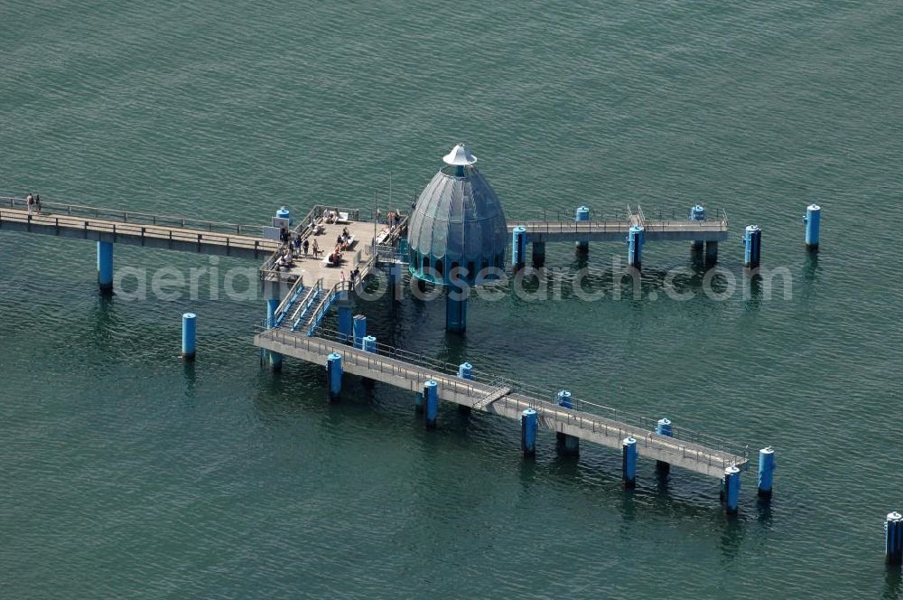 Aerial photograph Sellin - Blick auf die Seebrücke. Eröffnet wurde sie im Jahr 1998. Sie ist 394 m lang und damit die längste Seebrücke auf Rügen, durch die Architektur der Brückengebäude ist sie auch eine der Schönsten in Deutschland. Sie ist eine von nur drei deutschen Seebrücken auf denen Restaurants stehen. Auf ihr besfindet sich auch ein Standesamt und am Brückenkopf gibt es eine Tauchkapsel und Anlegestellen. Kontakt: Seebrücke Sellin GmbH, Seebrücke 1, 18586 Sellin, Tel. 38303 / 929600, info@seebrueckesellin.de