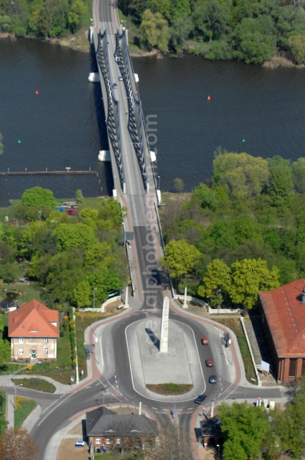 Aerial image Brandenburg an der Havel - Blick auf die Seegartenbrücke. Sie verbindet Plaue und die Halbinsel Kirchmöser am Wendsee miteinan der. Gebaut wurde sie von 2005-2006 und hat eine Gesamtlänge von 204 m. Der Obelisk auf Kirchmöserseite ist den gefallenen der drei Kriege gegen Dänemark, Österreich und Frankreich, zwischen 1864 und 1871, gewidmet.