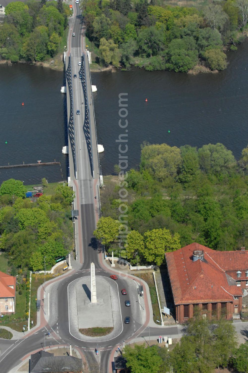 Aerial photograph Brandenburg an der Havel - Blick auf die Seegartenbrücke. Sie verbindet Plaue und die Halbinsel Kirchmöser am Wendsee miteinan der. Gebaut wurde sie von 2005-2006 und hat eine Gesamtlänge von 204 m. Der Obelisk auf Kirchmöserseite ist den gefallenen der drei Kriege gegen Dänemark, Österreich und Frankreich, zwischen 1864 und 1871, gewidmet.