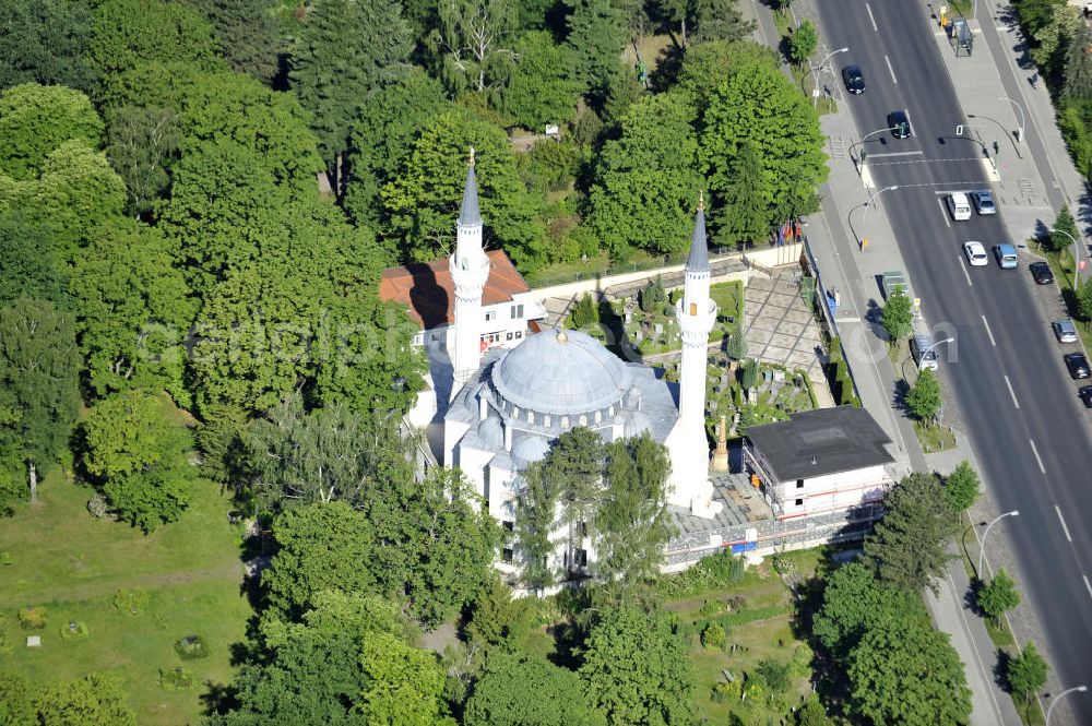 Aerial photograph Berlin Tempelhof - Die Sehitlik-Moschee, welche auf dem historischen Türkischen Friedhof liegt und vom Verein Türkische-Islamische Union der Anstalt für Religion errichtet wurde, am Columbiadamm in Berlin-Neukoelln. The Sehitlik-Mosque, which is located on the historical turkish cemetery and it has been built by the association Turkish-Islamic Union for Religious Affairs, at the street Columbiadamm in Berlin-Neukölln.