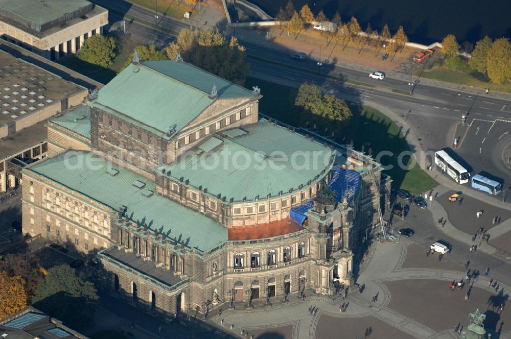 Aerial photograph Dresden - Blick auf die Semperoper. Sie ist das Opernhaus der Sächsischen Staatsoper Dresden. Gebaut wurde sie zwischen 1871 und 1878 am Theaterplatz in der Altstadt Dresdens, nach Plänen des Architekten Gottfried Sempers. Dieser hatte auch schon das erste Opernhaus entworfen, welches jedoch abgebrand war. Ende des 2. Weltkrieges wurde das Haus zerstört, beim Wiederaufbau 1977 wurde der Bühnenbereich verbreitert und der Zuschauerraum erweitert, ansonsten wurde das Gebäude nach Sempers Plänen wieder aufgebaut. Kontakt: Sächsische Staatsoper Dresden, Theaterplatz 2, 01067 Dresden, Tel. 0351 / 49 11-0,