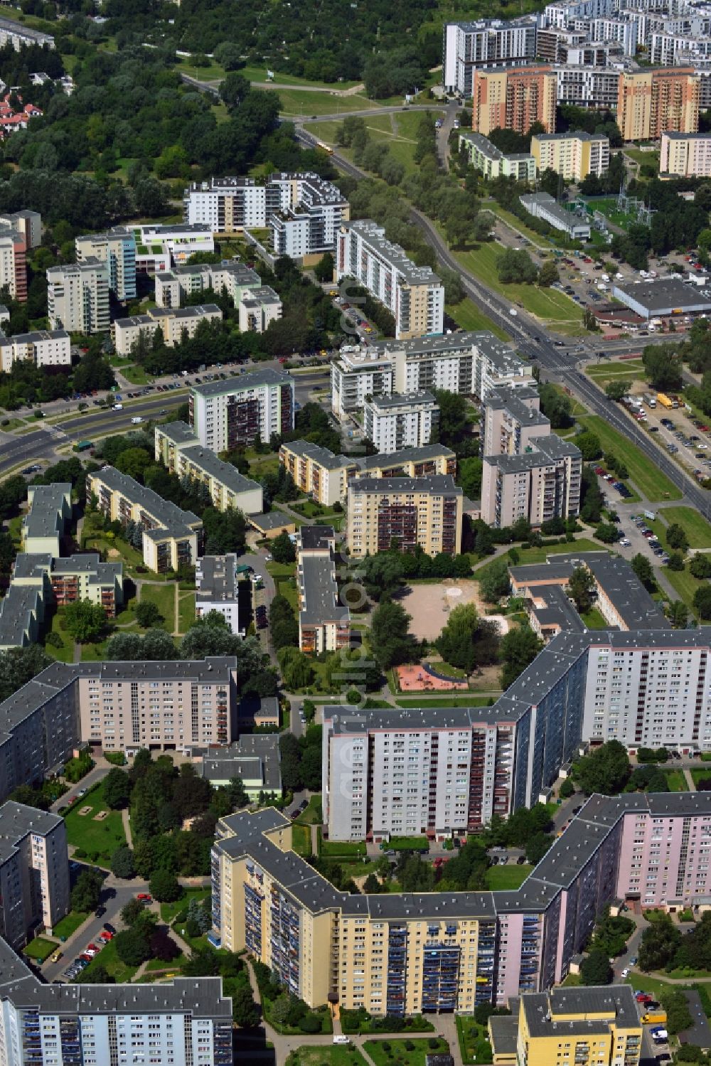 Warschau from above - The settlement Goclaw in the Praga-Poludnie district of Warsaw in Poland. The estate is 4,1 square kilometres large and is located in the South of the district. It was built in 1977 and consists of four parts - Orlik, Jantar, Iskra and Wilga. The residential buildings and appartment blocks are surrounded by a ring-like street consisting of several smaller streets. The gen. Tadeusza Bora-Komorowskiego Street from West to East and the Nila Street from North to South run across the estates