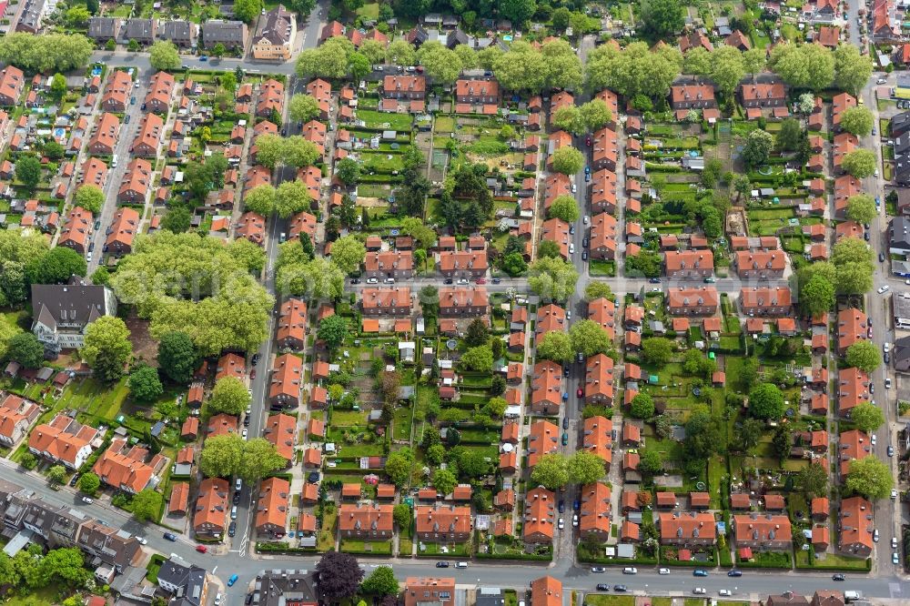 Aerial image Oberhausen - The settlement Stemmersberg in Heide part of the city of Oberhausen in North Rhine-Westphalia. The former miner's colony is now listed as a historic site and part of the route of industrial culture. The residential area consists mostly of single family and multi unit homes that are located in the historic buildings