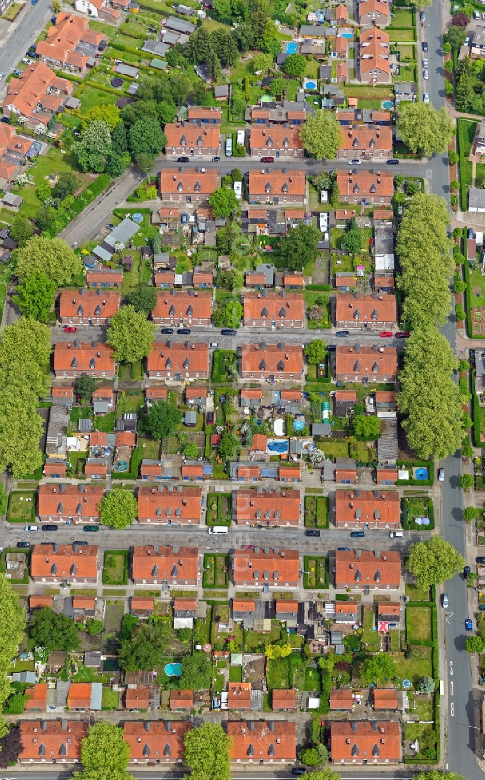 Oberhausen from the bird's eye view: The settlement Stemmersberg in Heide part of the city of Oberhausen in North Rhine-Westphalia. The former miner's colony is now listed as a historic site and part of the route of industrial culture. The residential area consists mostly of single family and multi unit homes that are located in the historic buildings