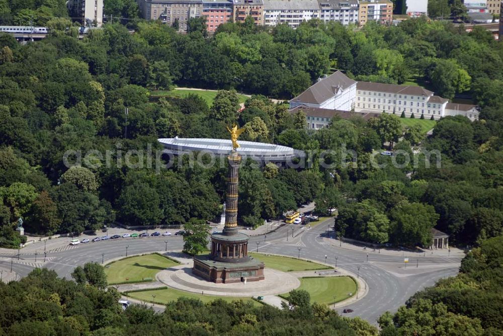 Aerial image Berlin - in Berlin. Den Gipfel der Säule schmückt eine in Erinnerung an den siegreichen Deutsch-Französischer Krieg aufgesetzte goldene Statue der Siegesgöttin Victoria mit Lorbeerkranz, die acht Meter hoch und circa 35 Tonnen schwer ist. Von den Berlinern wird sie liebevoll die Goldelse genannt. Im Hintergrund der Neubau des Bundespräsidialamtes und das Schloß Bellevue.