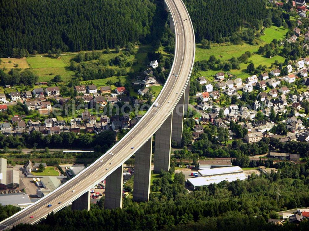 Siegen from above - 27.08.2005 Siegen; Die Siegtalbrücke ist eine Autobahn-Brücke zwischen den Anschlussstellen 21 Siegen und 22 Siegen-Eisern der A 45. Sie überquert das Siegtal bei Eiserfeld, einem Stadtteil von Siegen. Gebaut wurde die Brücke von 1964 bis 1969 nach dem Entwurf von Hans Wittfoht. Mit einer Höhe von fast 96 Metern ist sie die höchste Brücke im Zuge der A 45 und eine der höchsten Autobahnbrücken in Deutschland. Sie besteht aus zwei getrennten, je 1.050 m langen Brückenkonstruktionen. Dabei ruht sie auf insgesamt 12 Pfeilern welche zwischen 63 und 105 m auseinan derliegen. Die auf diesen Pfeilern ruhenden, 5,80 m hohen Hohlkästen sind mit ihren seitlichen Auslegen insgesamt 30.50 m breit. Der Hauptradius der Brücke beträgt 1.400 m.