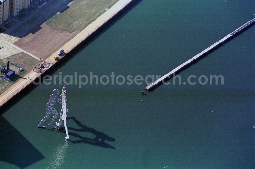 Aerial photograph Berlin - In the eastern harbor of the Spree since 1999 is the 30-meter high sculpture Molecule Man by American artist Jonathan Borofsky