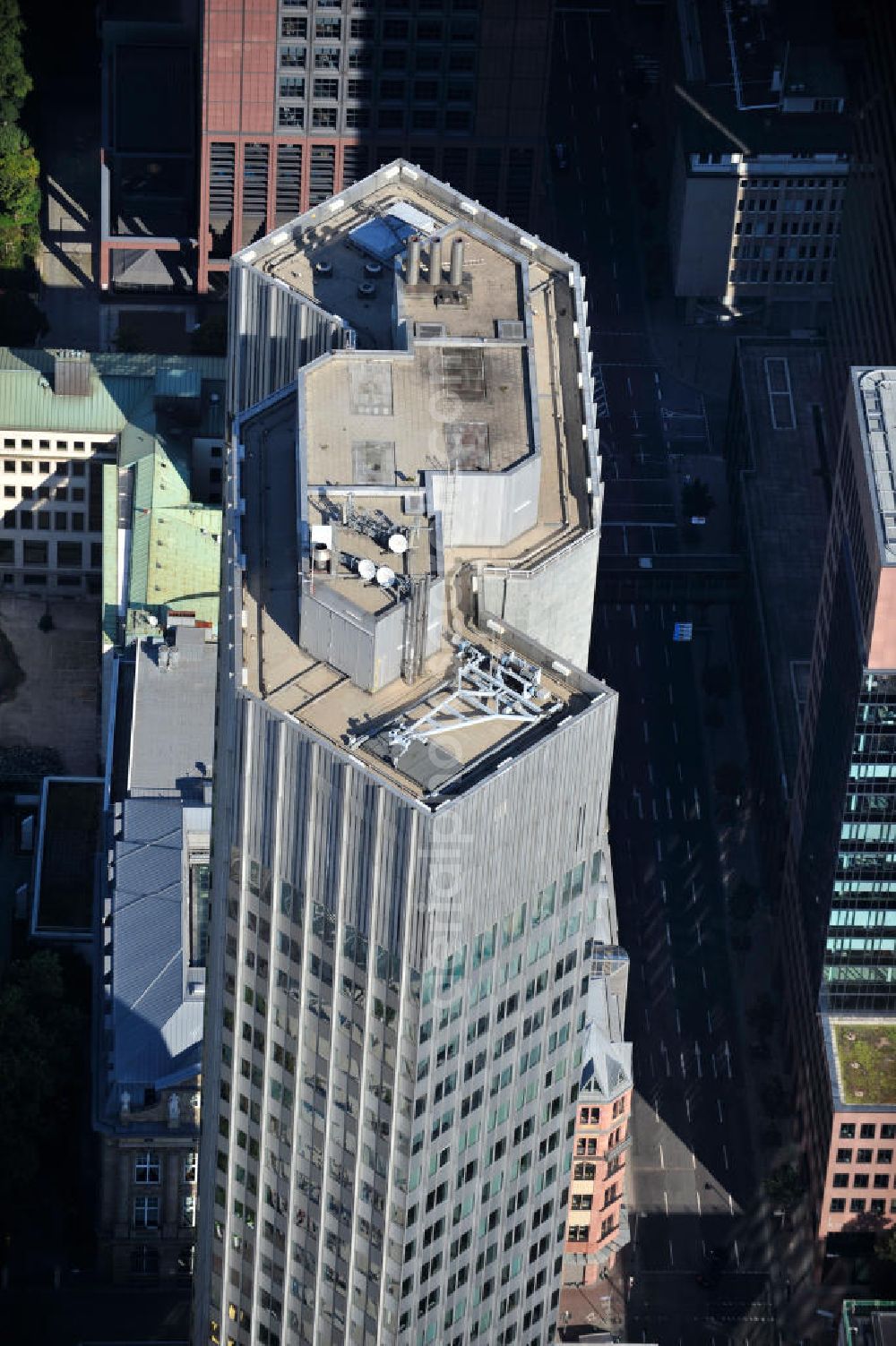 Aerial image Frankfurt am Main - Die Spitze des Hochhauses des Eurotower der EZB ( Europäische Zentralbank ) in der Kaiserstraße in Frankfurt am Main. Der Turm ist der Sitz der Euröpaischen Zentralbank EZB und wurde von Richard Heil und Johannes Krahn entworfen. The Eurotower at the Kaiserstrasse in Frankfurt on the Main is the domicile of the European Central Bank ECB.