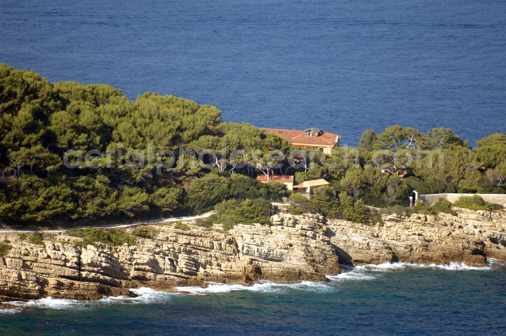 Saint-Jean-Cap-Ferrat from the bird's eye view: Blick auf die Spitze Saint Hospice der Halbinsel Saint-Jean-Cap-Ferrat. Das Cap Ferrat ist eine Halbinsel an der Cote d'Azur. Sie liegt zwischen Nizza und Monaco. Es trennt Beaulieu-sur-Mer und Villefranche-sur-Mer. Der Ort Saint-Jean-Cap-Ferrat erstreckt sich an seinem Ostufer. Die ganze Halbinsel kann auf einem Fußweg umrundet werden. An ihrer Spitze steht ein Leuchtturm als Hafenwegweiser.