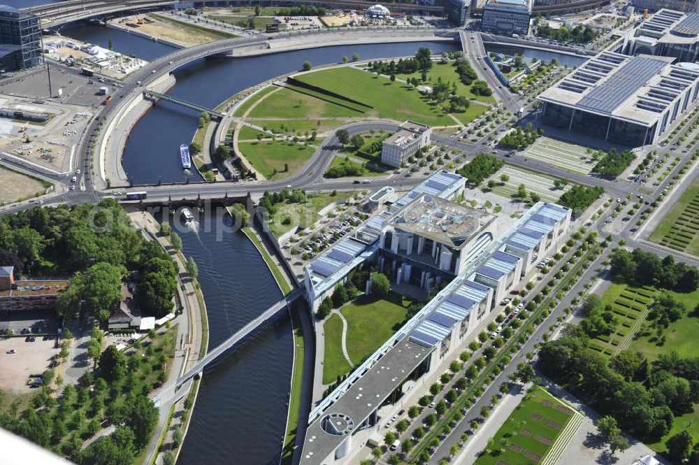 Berlin from above - Blick über die Spree auf das Bundeskanzleramt in Berlin. Der Neubau wurde 2011 eröffnet und liegt im Spreebogenpark. Im Vordergrund ist das Haus der Kulturen der Welt ( im Volksmund auch Schwangere Auster genannt), welches früher die Kongresshalle war.// Loop at the cancellery in Berlin which was finished in 2011. It is located at the Spreebogen Park. In The Foreground the House of cultures that used to be the congress hall.