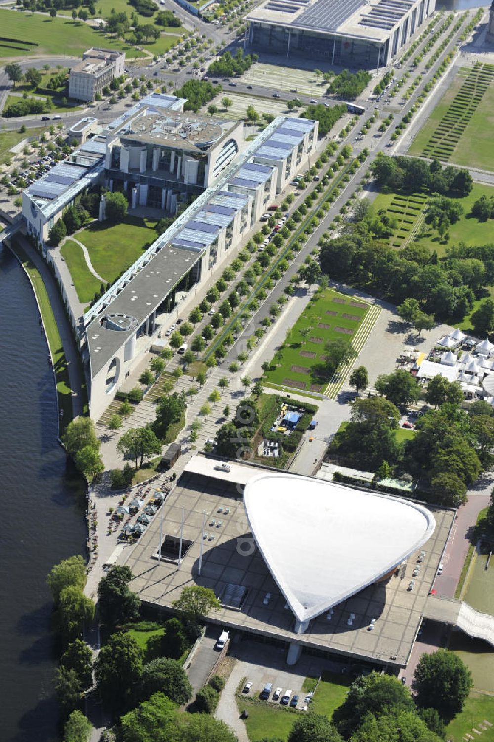 Berlin from the bird's eye view: Blick über die Spree auf das Bundeskanzleramt in Berlin. Der Neubau wurde 2011 eröffnet und liegt im Spreebogenpark. Im Vordergrund ist das Haus der Kulturen der Welt ( im Volksmund auch Schwangere Auster genannt), welches früher die Kongresshalle war.// Loop at the cancellery in Berlin which was finished in 2011. It is located at the Spreebogen Park. In The Foreground the House of cultures that used to be the congress hall.