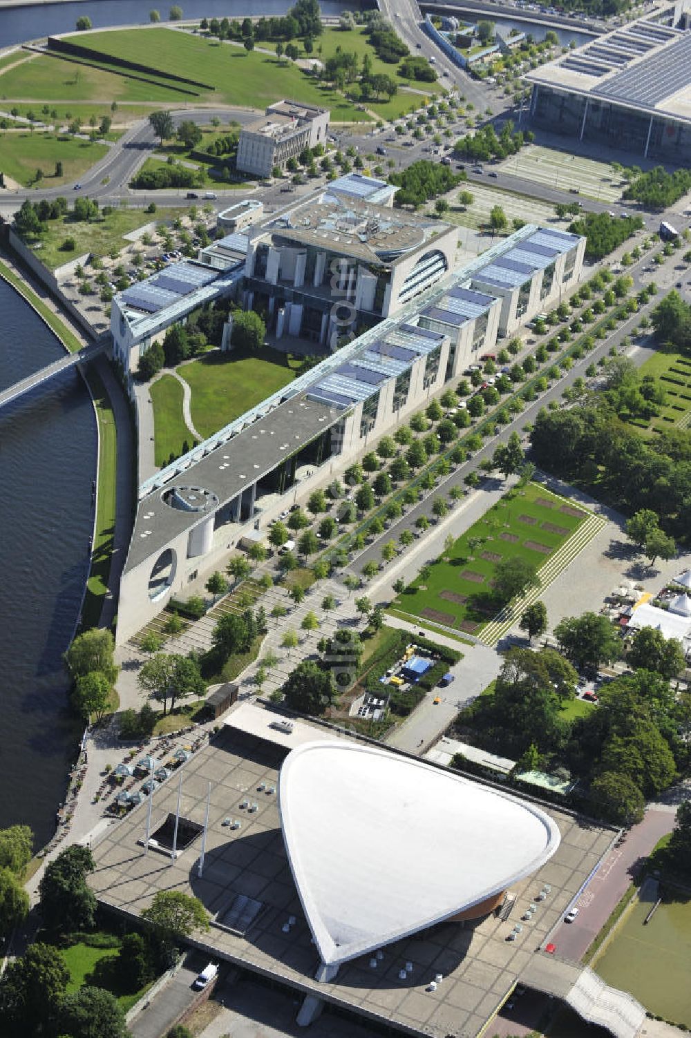 Aerial image Berlin - Blick über die Spree auf das Bundeskanzleramt in Berlin. Der Neubau wurde 2011 eröffnet und liegt im Spreebogenpark. Im Vordergrund ist das Haus der Kulturen der Welt ( im Volksmund auch Schwangere Auster genannt), welches früher die Kongresshalle war.// Loop at the cancellery in Berlin which was finished in 2011. It is located at the Spreebogen Park. In The Foreground the House of cultures that used to be the congress hall.