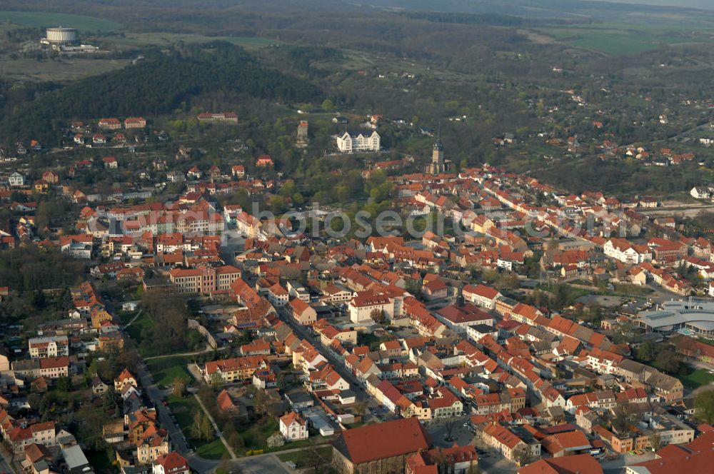 Aerial photograph Bad Frankenhausen - Blick auf die Kur- und Erholungsstadt Bad Frankenhausen / Kyffhäuser, oder auch Babarossastadt. Der Ort wurde erstmals im 9. Jh. urkundlich erwähnt und liegt am Südhang des Kyffhäusergebirges, wo auch das Wahrzeichen der Stadt, die Kirche Unser lieben Frauen am Berge, steht.