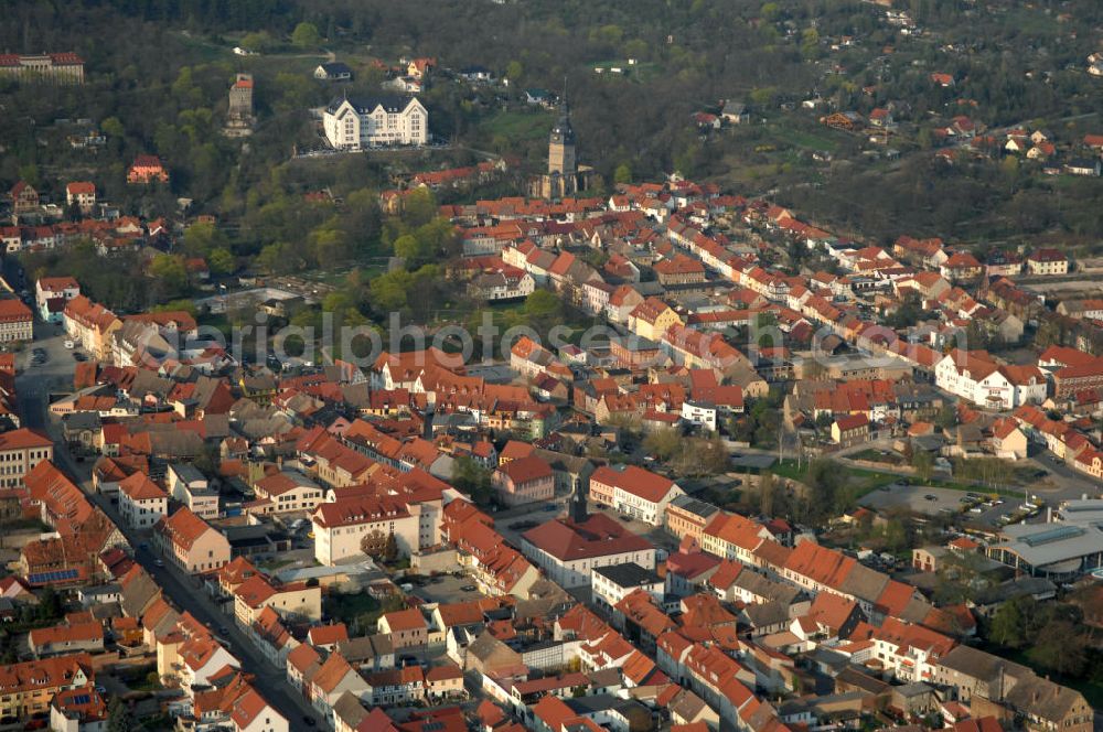 Bad Frankenhausen from above - Blick auf die Kur- und Erholungsstadt Bad Frankenhausen / Kyffhäuser, oder auch Babarossastadt. Der Ort wurde erstmals im 9. Jh. urkundlich erwähnt und liegt am Südhang des Kyffhäusergebirges, wo auch das Wahrzeichen der Stadt, die Kirche Unser lieben Frauen am Berge, steht.