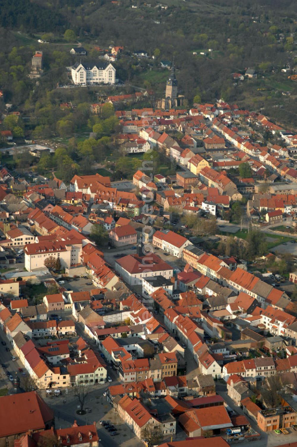 Bad Frankenhausen from the bird's eye view: Blick auf die Kur- und Erholungsstadt Bad Frankenhausen / Kyffhäuser, oder auch Babarossastadt. Der Ort wurde erstmals im 9. Jh. urkundlich erwähnt und liegt am Südhang des Kyffhäusergebirges, wo auch das Wahrzeichen der Stadt, die Kirche Unser lieben Frauen am Berge, steht.